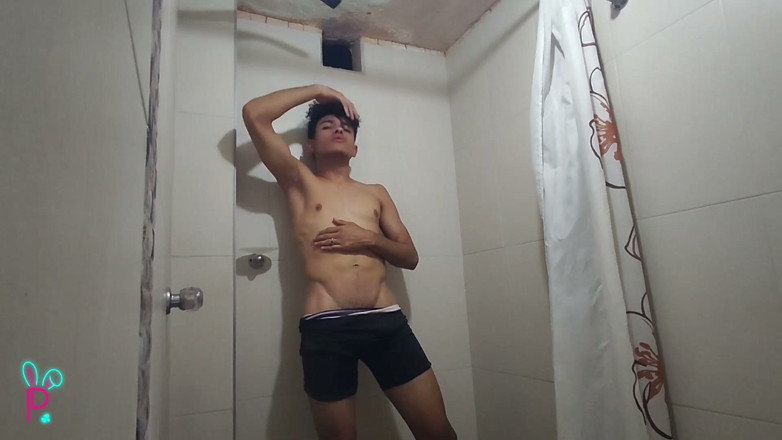 Isak pervert: Un ragazzo carino con un culo enorme si tocca nel...