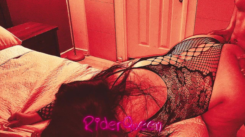 Riderqueen: Слайд-шоу, исполнение фантазии молодого мужчины с большим членом, вечеринка в маске в постели.