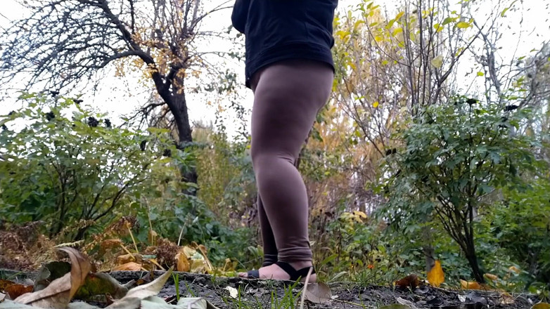 Elena: 人でいっぱいの公園で、熟女はタイトなレギンスを熱いおしっこで完全に濡らします。