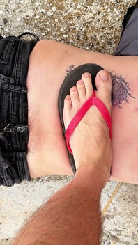 Sessione di calpestare in spiaggia - piedi nudi e infradito in piedi sulla mia pancia