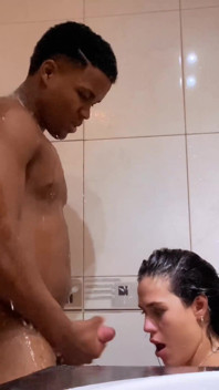Încornorat fac duș cu iubitul meu, tipul negru cu pula mare, adică o pulă neagră... Oral adânc în gât și în rană!!