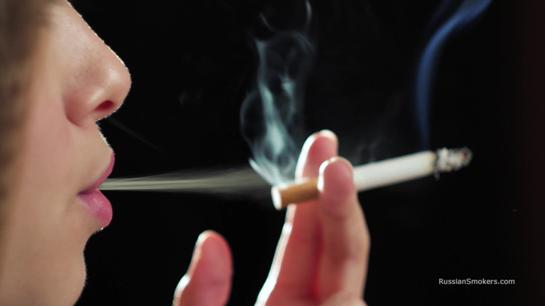 Russian Smokers: Ultra HD bellezza russa che fuma sigaretta in spiaggia