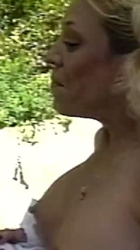 Pequeña abuela toma anal duro en la universidad