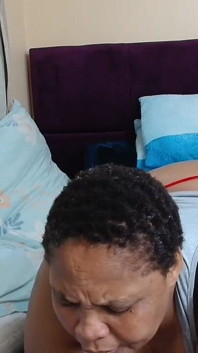 Une MILF noire taquine le cul