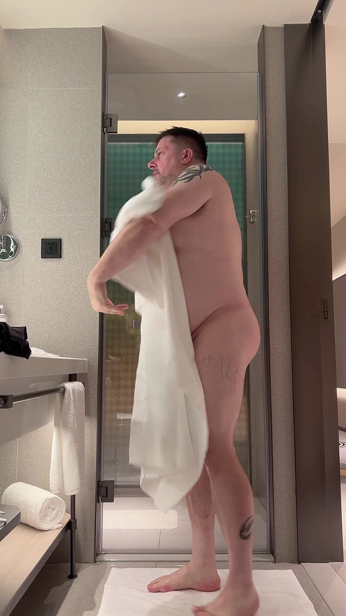 uktattooedchub74: Baculatý chlap se sprchuje