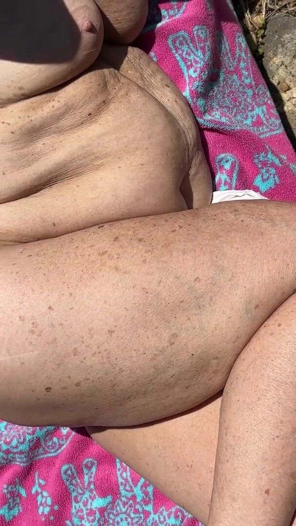 Aunt Ann: Une fan demande une mamie nue au soleil montre ses...