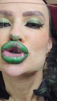 Grüner Minty-lippenstift, glänzende, pouty tussi küsst 4k ultra HD