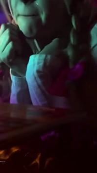 Padrasto me dá uma massagem tarde da noite