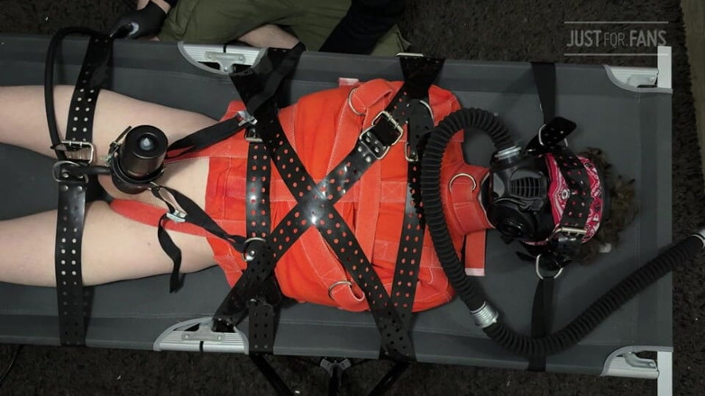 Inmate Cody and SubEdgeX: Бондаж twink прив'язаний до табору в протоках і протигазі