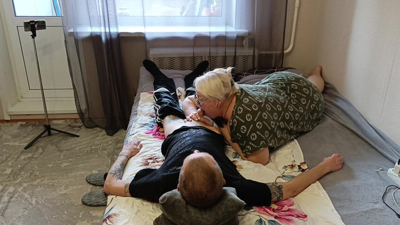 Zona901: Соседка отсасывает каждую последнюю каплю спермы