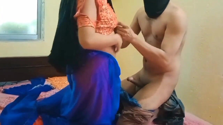 Fantacycutting: 義理の妹は義理の兄を手を握って家に連れて帰り、喉の渇きを癒そうとした