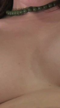 Ivy la ragazza cattiva si masturba mentre si guarda nel video