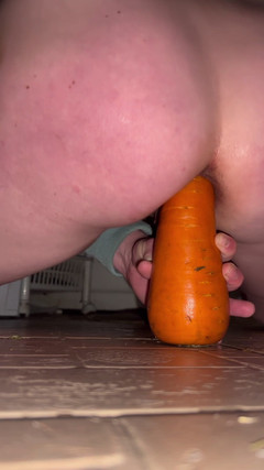 Elena917: Hậu môn với cà rốt khổng lồ cho đến khi đạt cực...