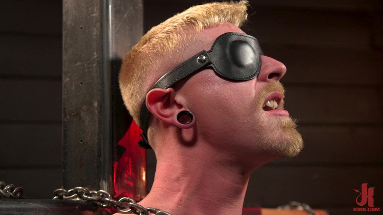 Kink Men Classics: Cody Winter: tlačena na maximum a vezme to všechno