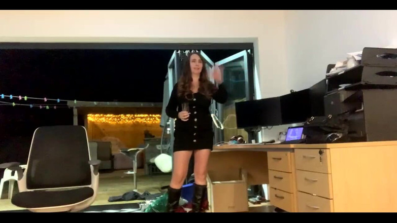 Keira_xxxxxx: Поет песни