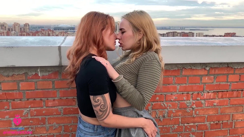 Marshswallow: Sexo lésbico em público no telhado