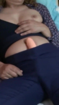 Ma femme et ma belle-sœur profitent pour la première fois de son énorme gode entre leurs jambes et