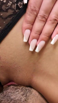 Une Trans En Lingerie Se Tape Son Cul Étroit Avec Passion