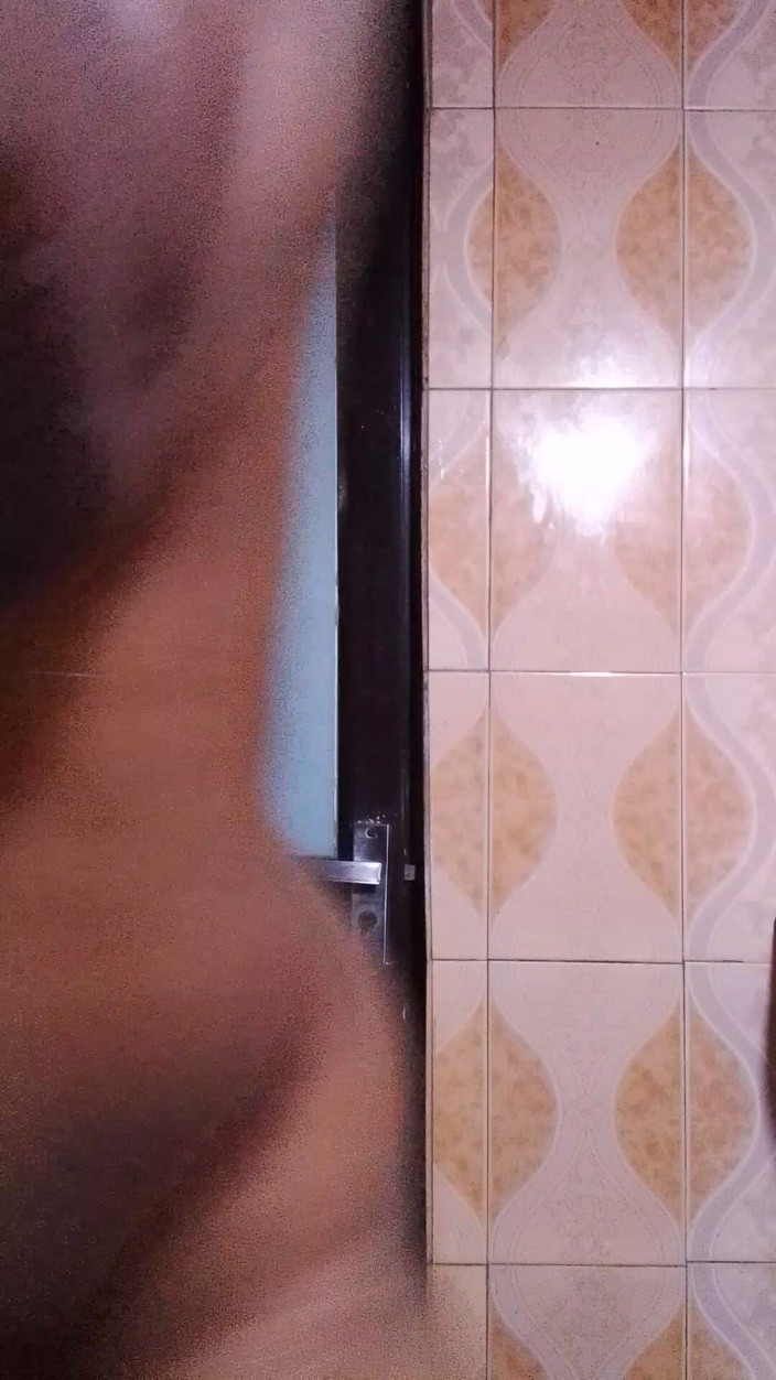 Scarlletbrown: Ich wäscht meine nippel und mein arschloch