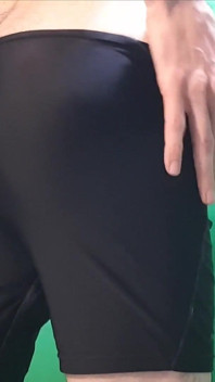 Pantaloni allentati e pantaloncini attillati come undies