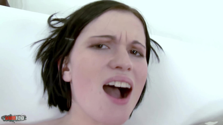 Porn-World: Marry: prachtige jonge Russische brunette wordt hard in haar kont...