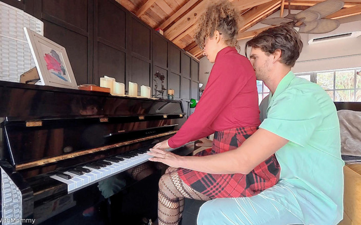 VibeWithMommy: Jag knullade sperma på pianoläraren