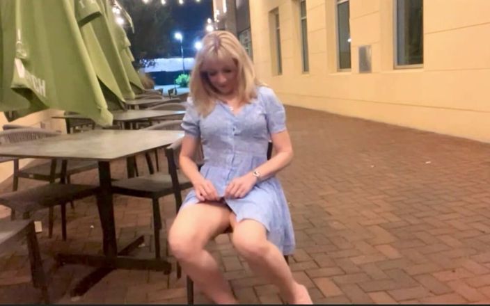 Public Paulina: 公共のPaulinaストリップ裸とレストランで外で自慰行為