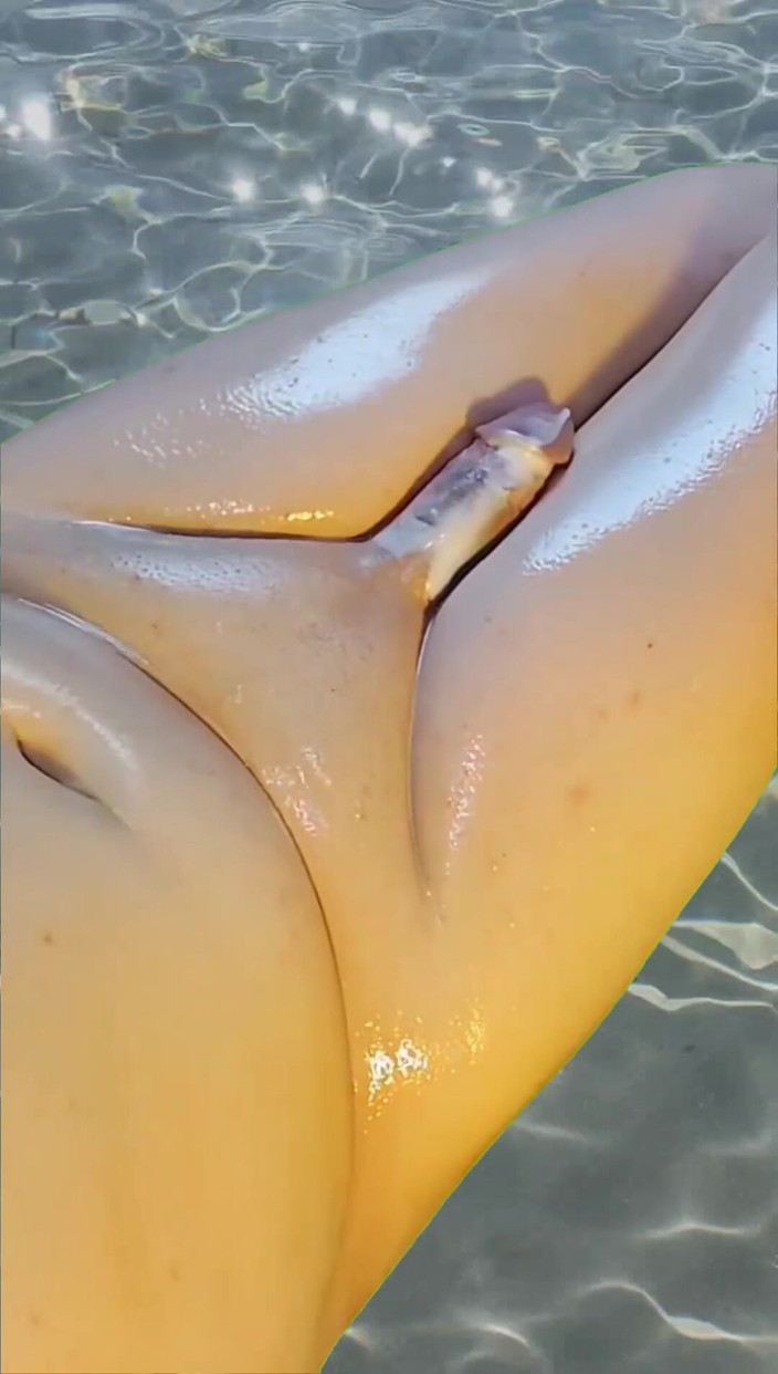 Kitty_Cross: 4 handsfree kleurrijke geoliede dijen masturberen in het water