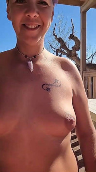 Muie în aer liber într-un camping pe terasă în timp ce sorbi