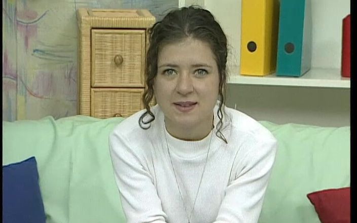 YOUR FIRST PORN: Dedo queen des monats - haarige isabell dedo reina del mes -...