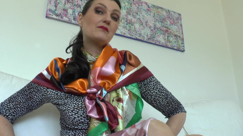 Lady Victoria Valente: Scarves satin berkilat saya akan menghidupkan awak! Lady Victoria Valente