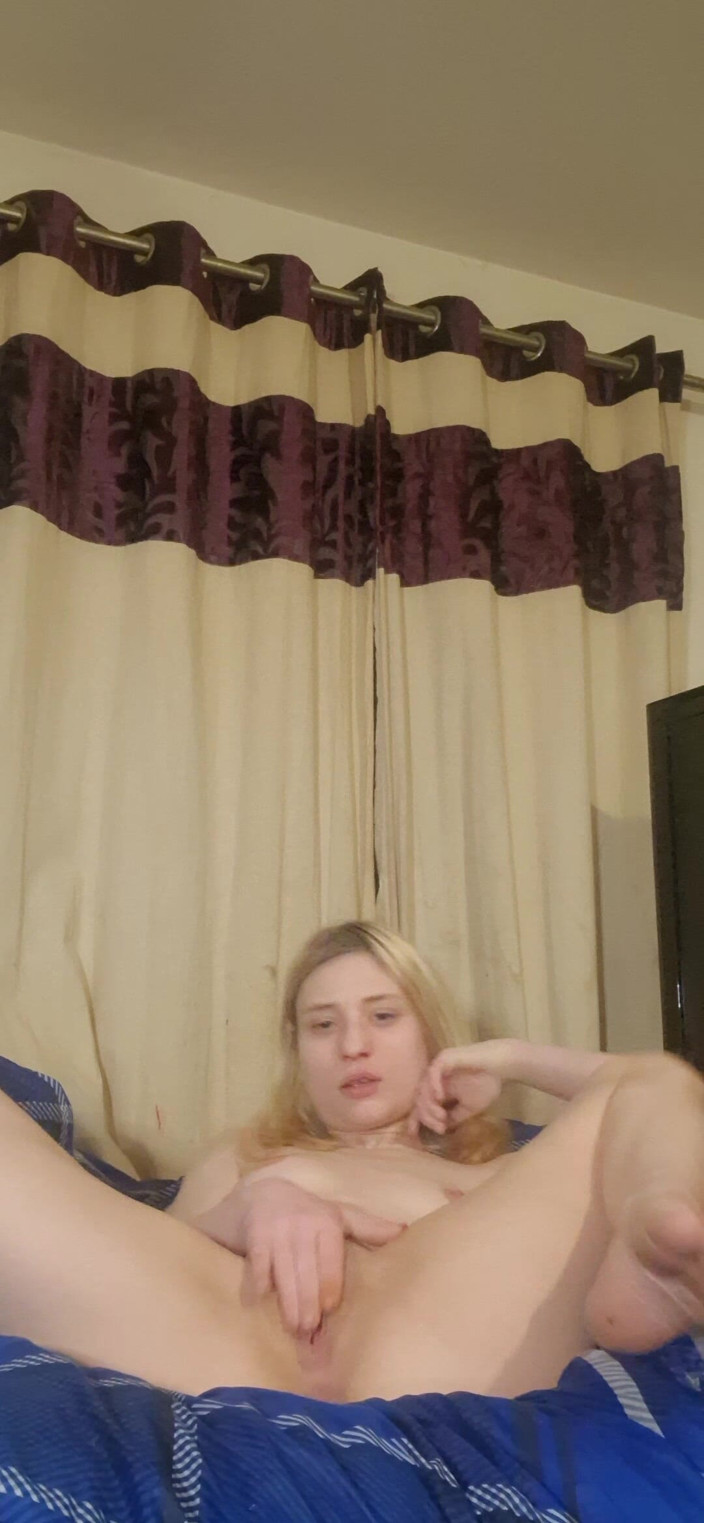Lillia Cena: 玩弄我湿漉漉的阴户并潮吹