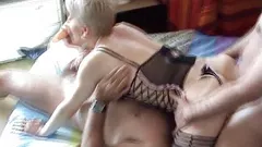 Madura com suas duas amigas fazendo sexo a três quente