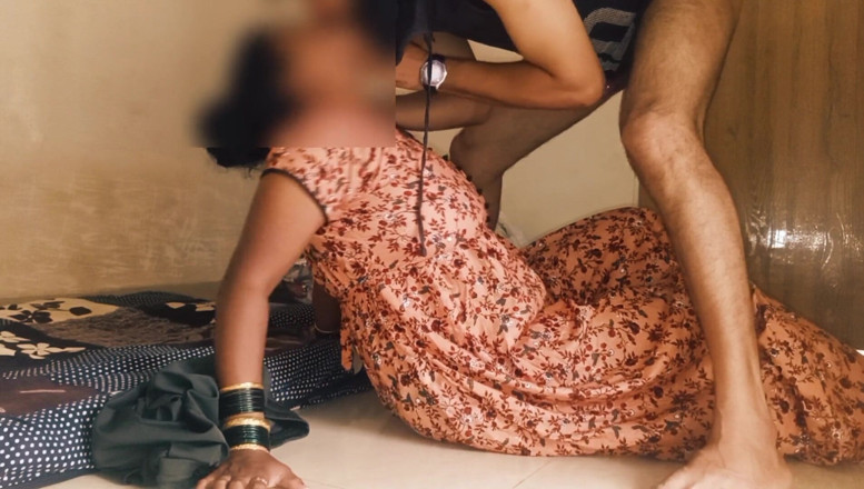 Hot Indian Milf 2: ホットな村の継母のタイトなマンコファック 義理の息子による。