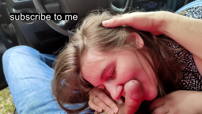 Godsgifts1: Adik tiri memberikan abang tiri blowjob pertamanya di dalam kereta...