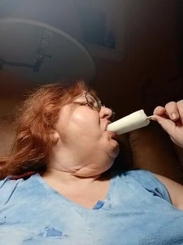 BBW nurse Vicki adventures with friends: Lízání nanuku z ledové linie