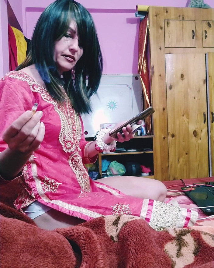 Bolly Karma: O mamă sexy incitantă se fumează înainte de a suge pula