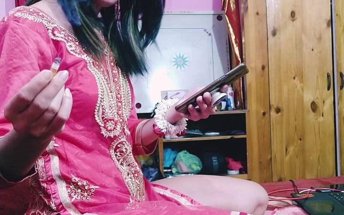 Bolly Karma: हॉट चोदने लायक मम्मी लंड चूसने से पहले धूम्रपान करती है