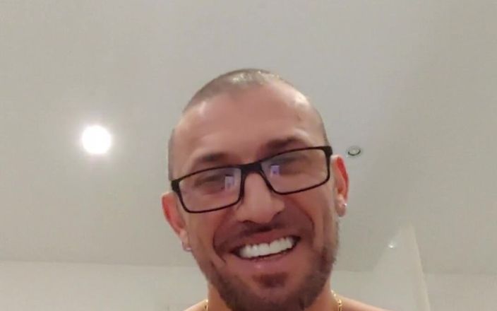 Boy jerking off: Você gosta dos meus pés?