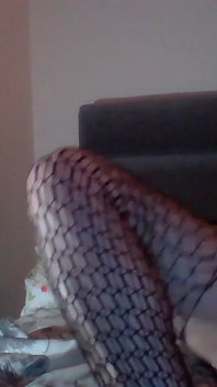 Cewek sange ini lagi asik fisting memek betingnya sampai muncrat