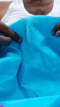 Porno de branlette en satin et soie - sa demi-sœur Salwar se caresse la bite (88)