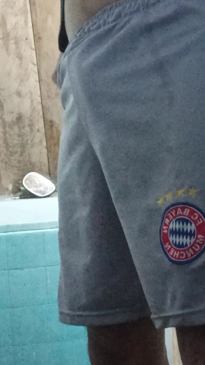 AdmHell: Batang besar lagi kencing di bilik air