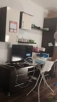 Une Brune Sexy Fait Des Corvées Nues Dans La Maison.