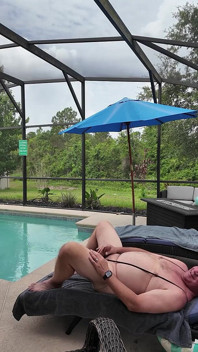 Cuidando De Allen À Beira Da Piscina