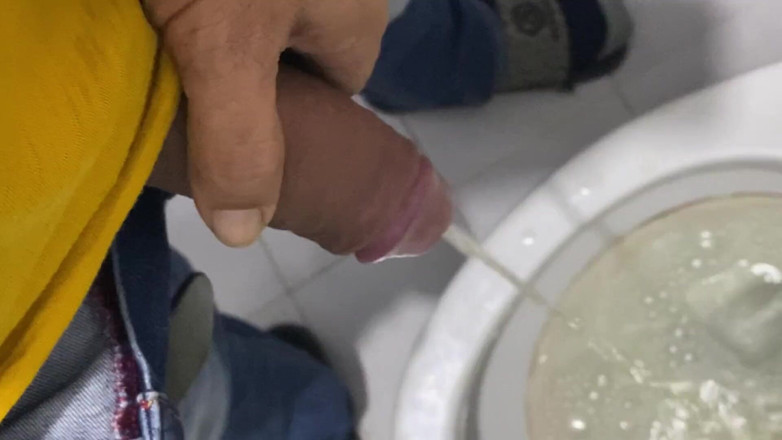 Latin mature king: 大鸡巴在公共服务上撒尿