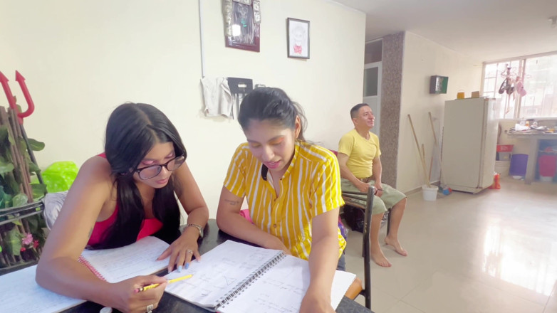 Lady: Viejo verde pervertido se folla a las dos estudiantes universitarias...