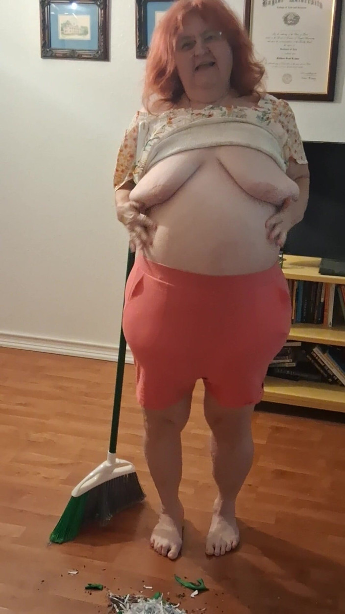 BBW nurse Vicki adventures with friends: 大肚子美女护士 vick 清理脏乱的地板
