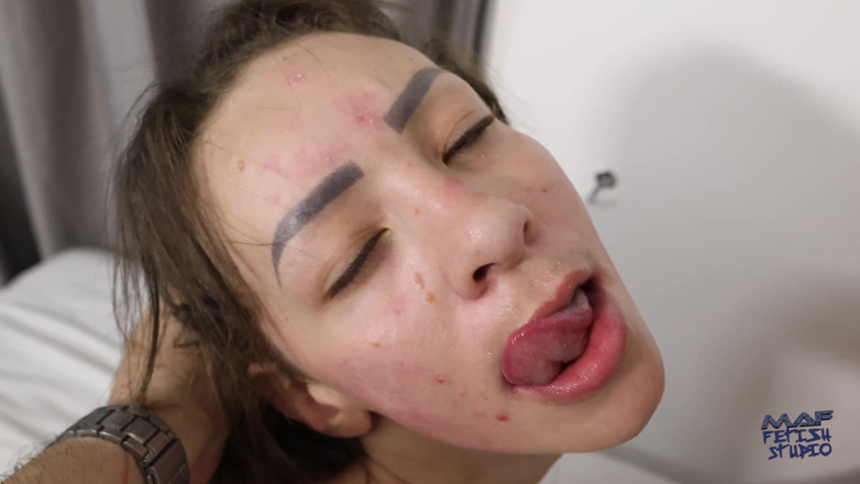 MAF fetish studio: Gih y Larissa en esclavitud, bofetadas y grandes tetas chupando!