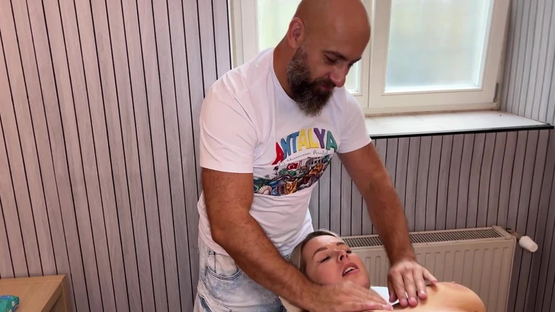 Amateur Homemade Porn: 捷克游客熟女在按摩室被大鸡巴土耳其男人性交