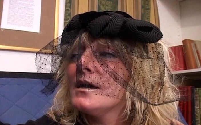 Mature Climax - 100% Mature Videos: Una matura arrapata si fa riempire di sborra sulle sue...